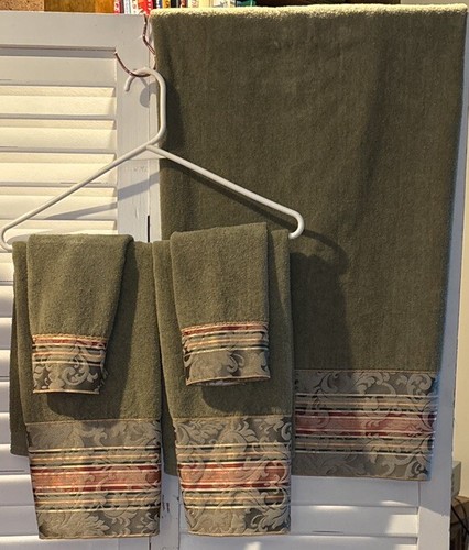 The Avanti Look Bath Towel Set VTG Satin Edge Embroidered Green
