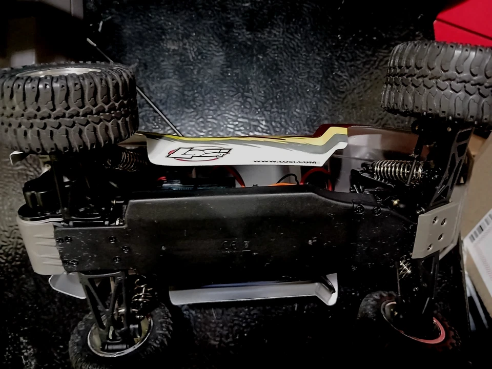 LOSI RADIO CONTROLED CAR COMES WITH CAR  AND REMOTE 2.4GHz, AVANTI ?? - Image 3 of 4