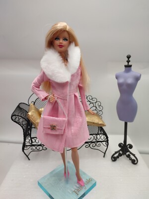 BARBIE SIGNATURE NOEL Holiday 2019 muse avec sa tenue d origine EUR 30