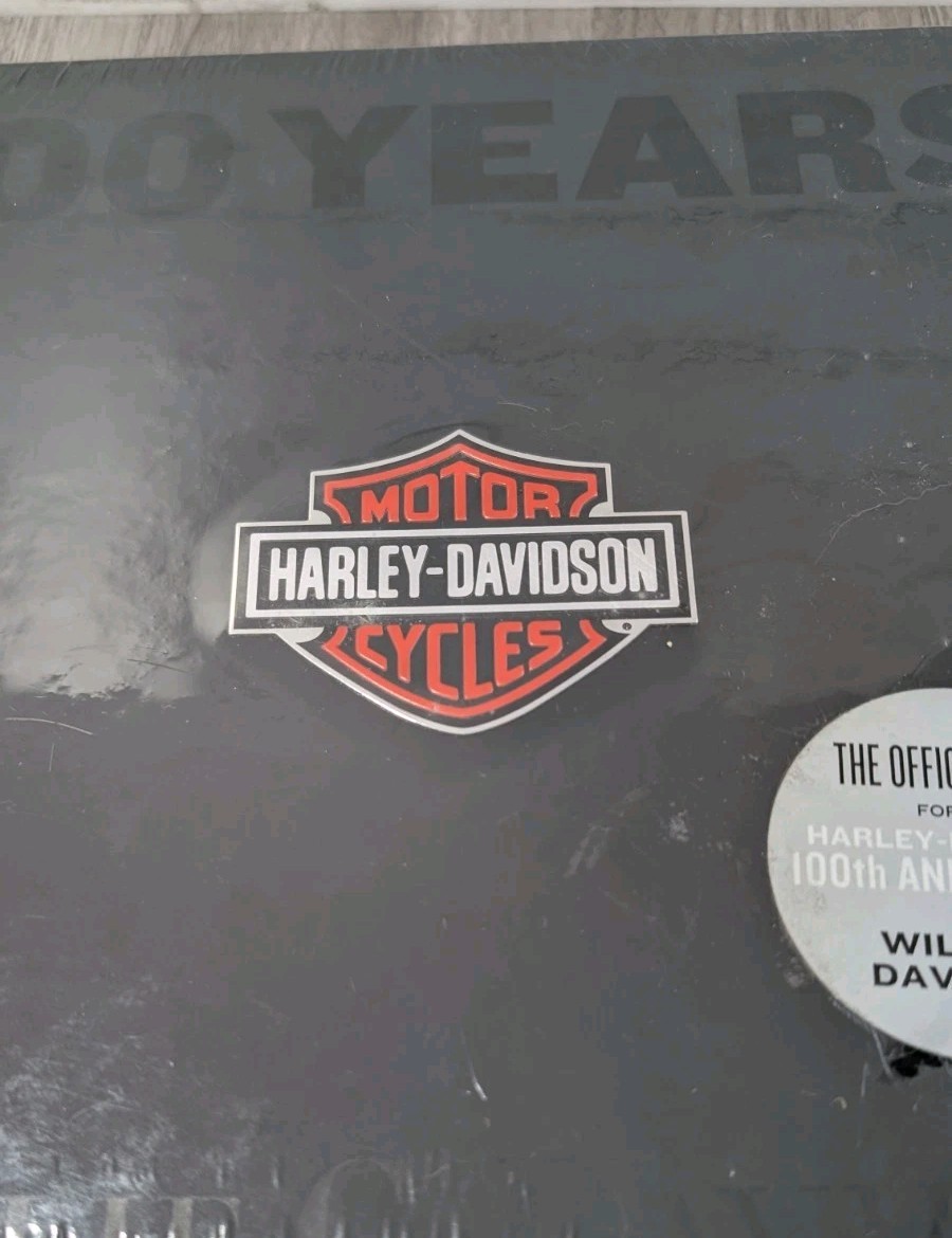 ハーレーダビッドソン　100集年記念BOOK 100 Years of Harley Davidson: Davidson, Willie G.: 9780821228197