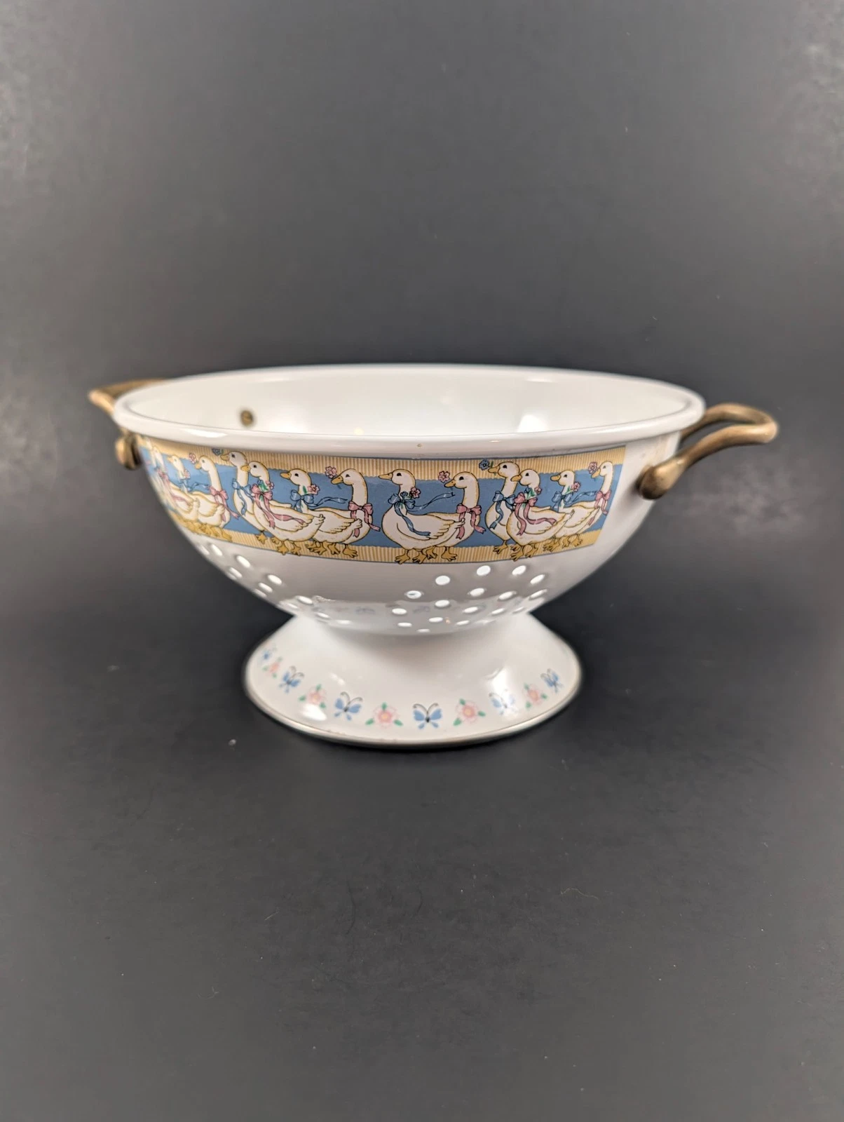 Vintage 1980's Enamel Colander M Kamenstein Brass Handles Geese 9"
Opens in a new window or tab