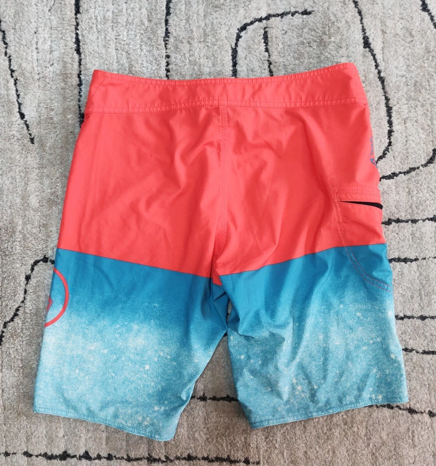 Volcom Mens Mod Tech Board Shorts Size 32 Surf Blue Red Great Condition - Image 3 of 3