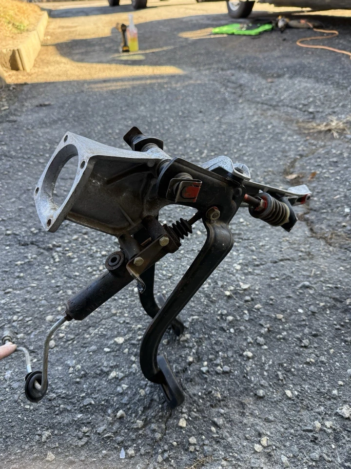 Mercedes Benz 240D 1979 montaje de pedal OEM Foto 4 de 4