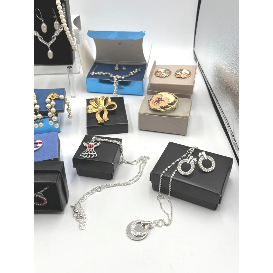 Lote de 25+ cajas vintage surtidas avon conjuntos de joyas collares pulseras pendientes prendedores Foto 2 de 4