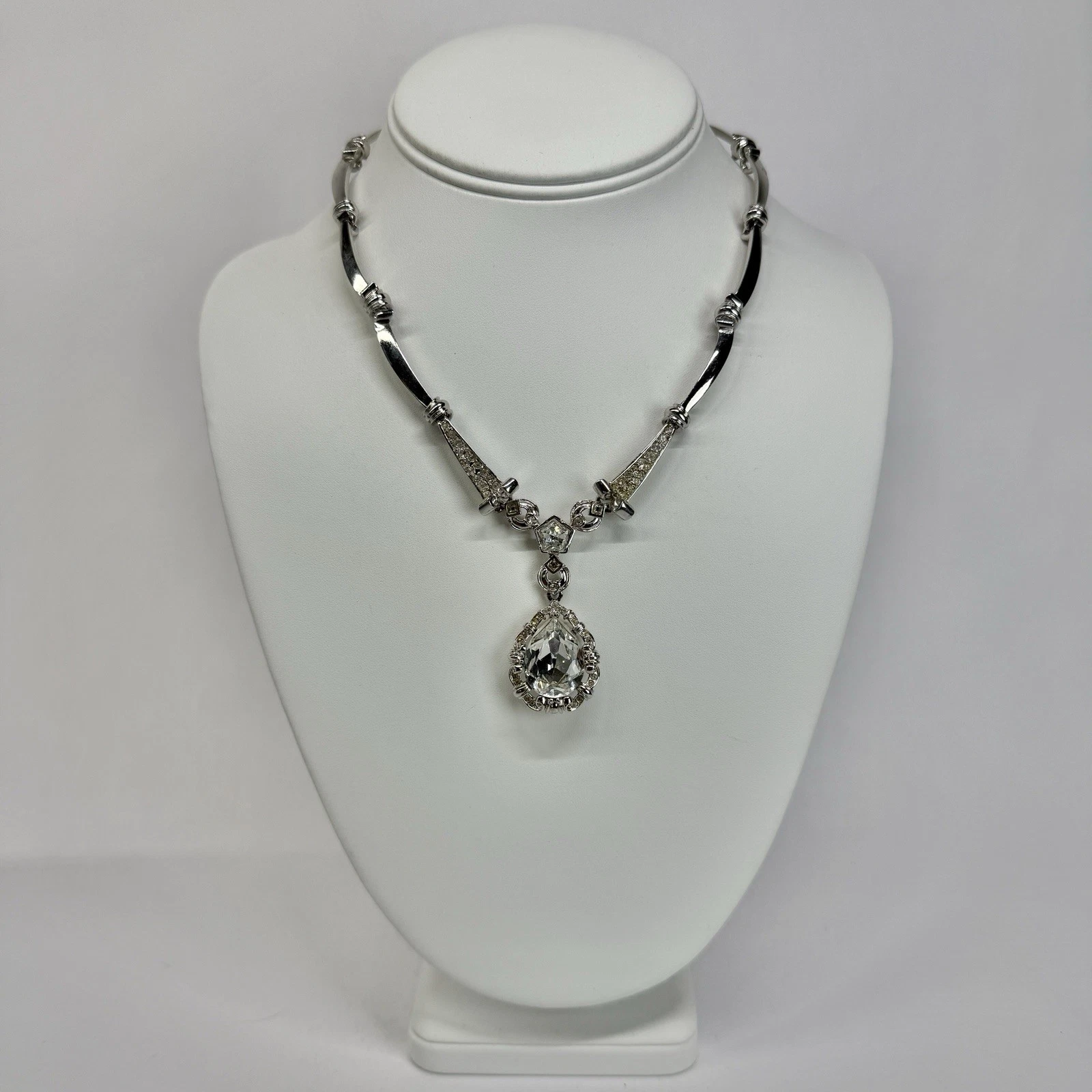 AVON Smithsonian Marie Antoinette Pendant Vintage Necklace Jewelry N575
