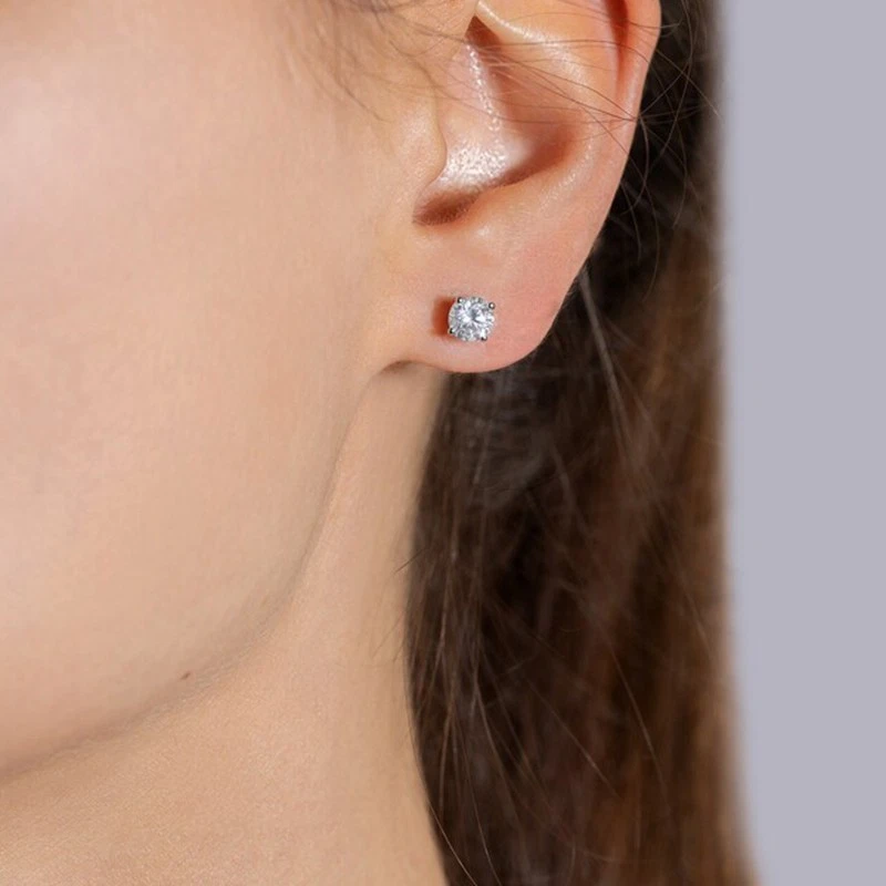 Aretes nupciales solitarios de diamantes redondos VVS1 de 1,00 quilates con acabado en oro blanco de 14 quilates Foto 2 de 4