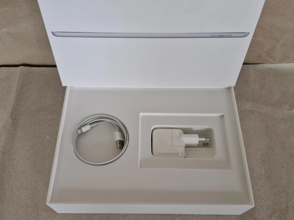 Apple iPad 5 (2017) 32GB [9,7" WiFi + LTE] silber, komplett in der OVP - Bild 2 von 4