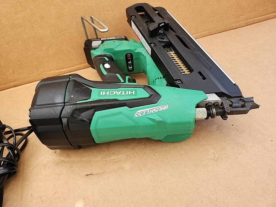 Бесщеточный беспроводной гвоздезабивной пистолет Hitachi NR1890DR 18 В с 2 аккумуляторами и зарядным устройством - Изображение 3 из 4