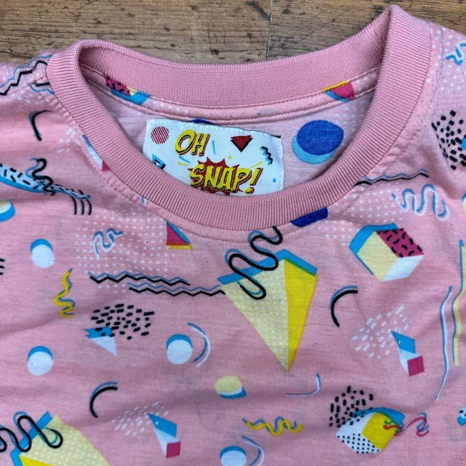 Camisa estampada Oh Snap by Drill Clothing Company rosa geométrica años 90 Foto 2 de 4