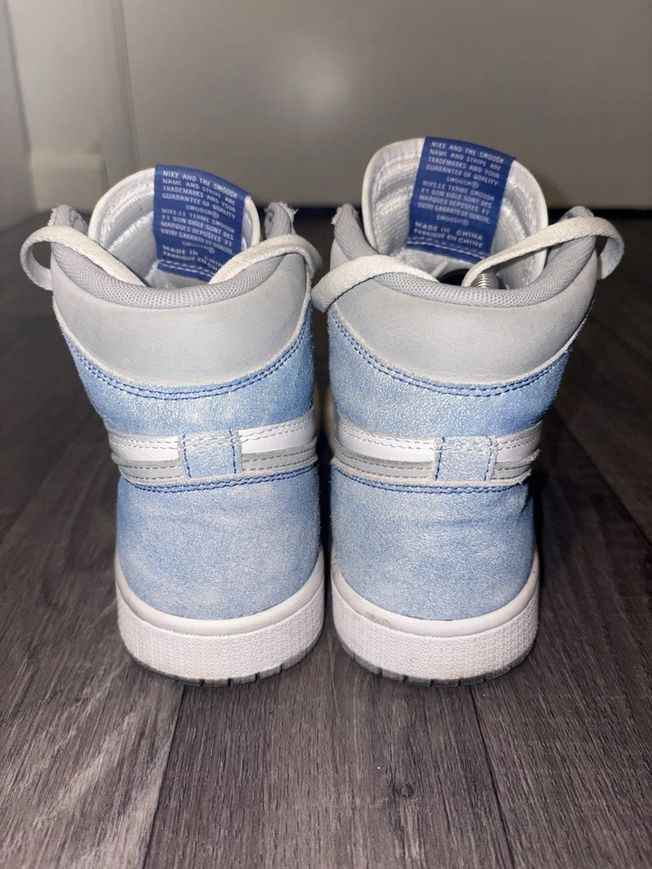 Mens Nike Air Jordan 1 Retro High OG 'Hyper Royal' in a UK 6, photo 3 of 5