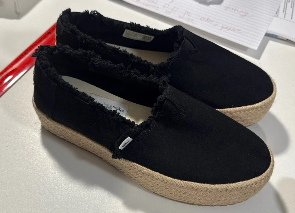 Sapatos femininos Toms plataforma lona deslizante, tamanho 7, preto e bege, placa de 1,5 pol. - Imagem 4 de 4