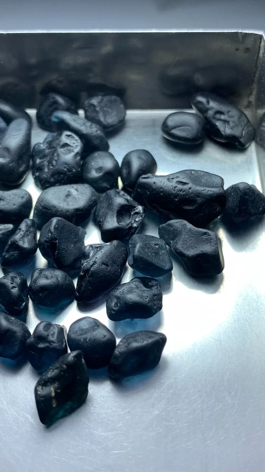 Increíble espinela de 100 quilates color azul profundo áspero. Foto 2 de 4