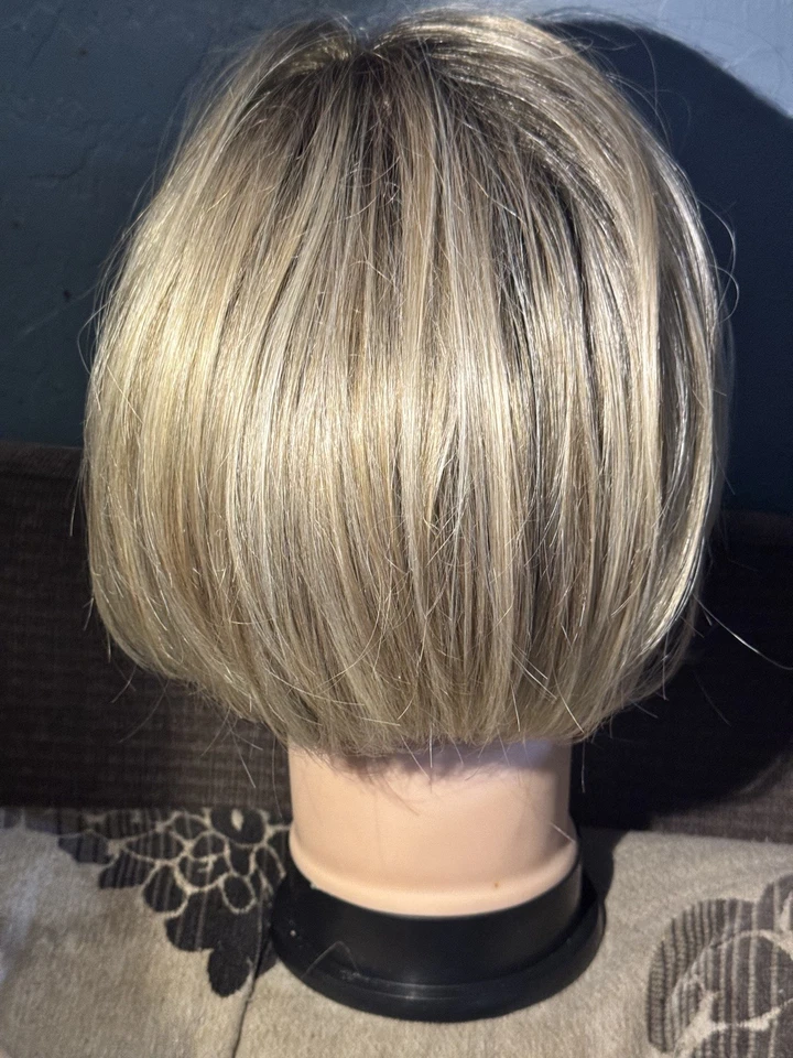 Peluca de tocador Ellen Wille Hair Society encaje frontal monoparte atada a mano raíz de champán Foto 4 de 4