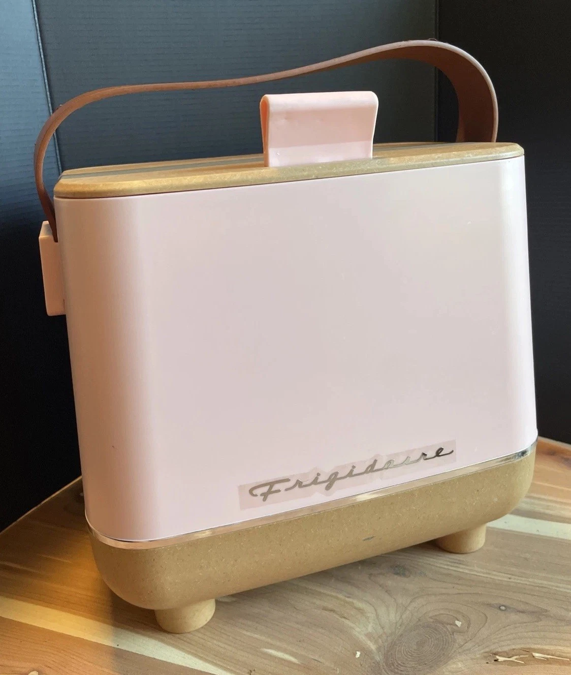 Frigidaire Pink 6-Can Retro Portable Beverage Mini Fridge Cooler Unused *Read
Opens in a new window