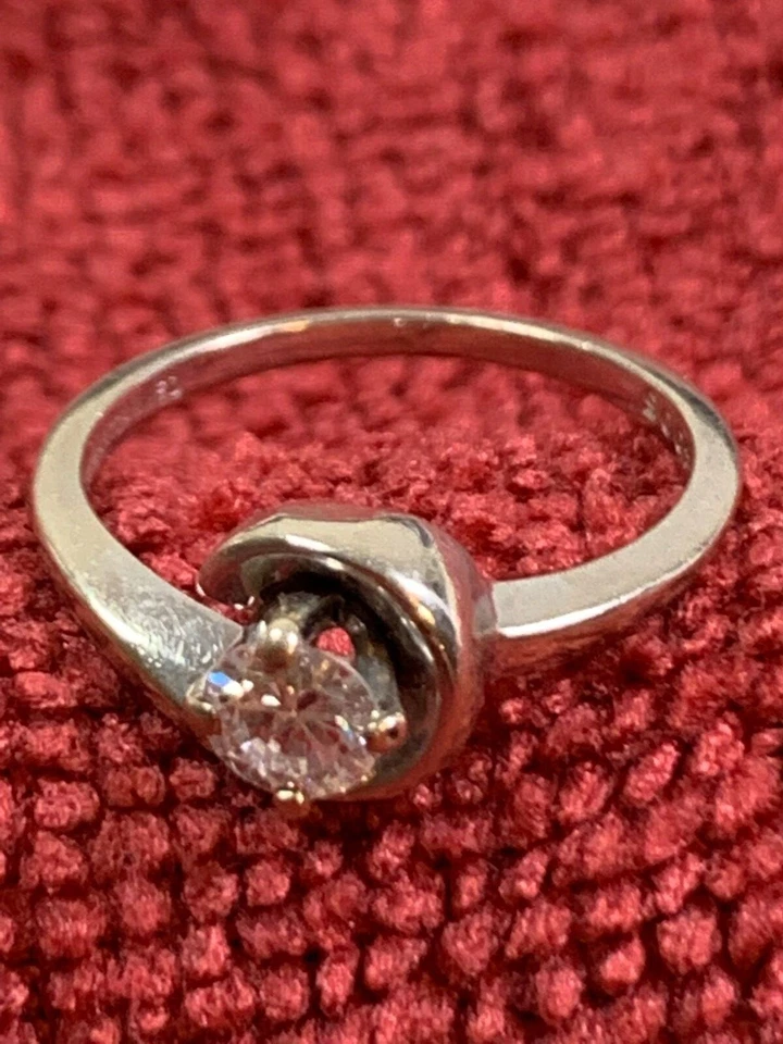 Anillo solitario de diamantes con diseño giratorio para dama (10-YAWWAY) Foto 2 de 3