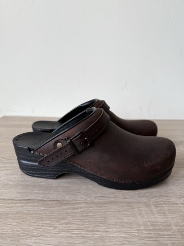 A+ Dansko Ingrid Clogs Slipper braun 41 US 10 runde Spitze Schnalle Keilabsatz Leder - Bild 2 von 9
