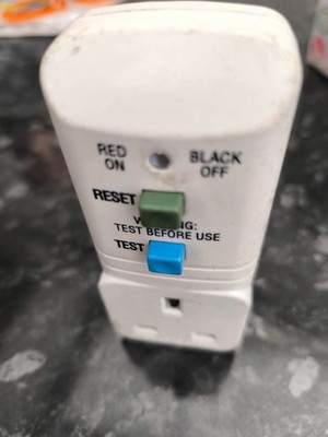 RCD 13 AMP Stecker Sicherheitsadapter Erdschluss Leitungsschutzschalter Auslösung 240V
