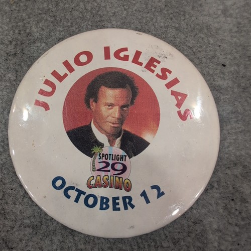 Julio Iglesias Spotlight 29 Casino Oktober 12 Gedenk Pin Button Vintage - Bild 1 von 2