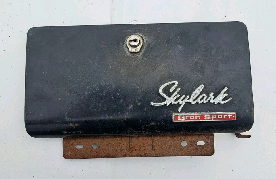 Buick GS 1965 Gran Sport guantera puerta con emblema Foto 2 de 4