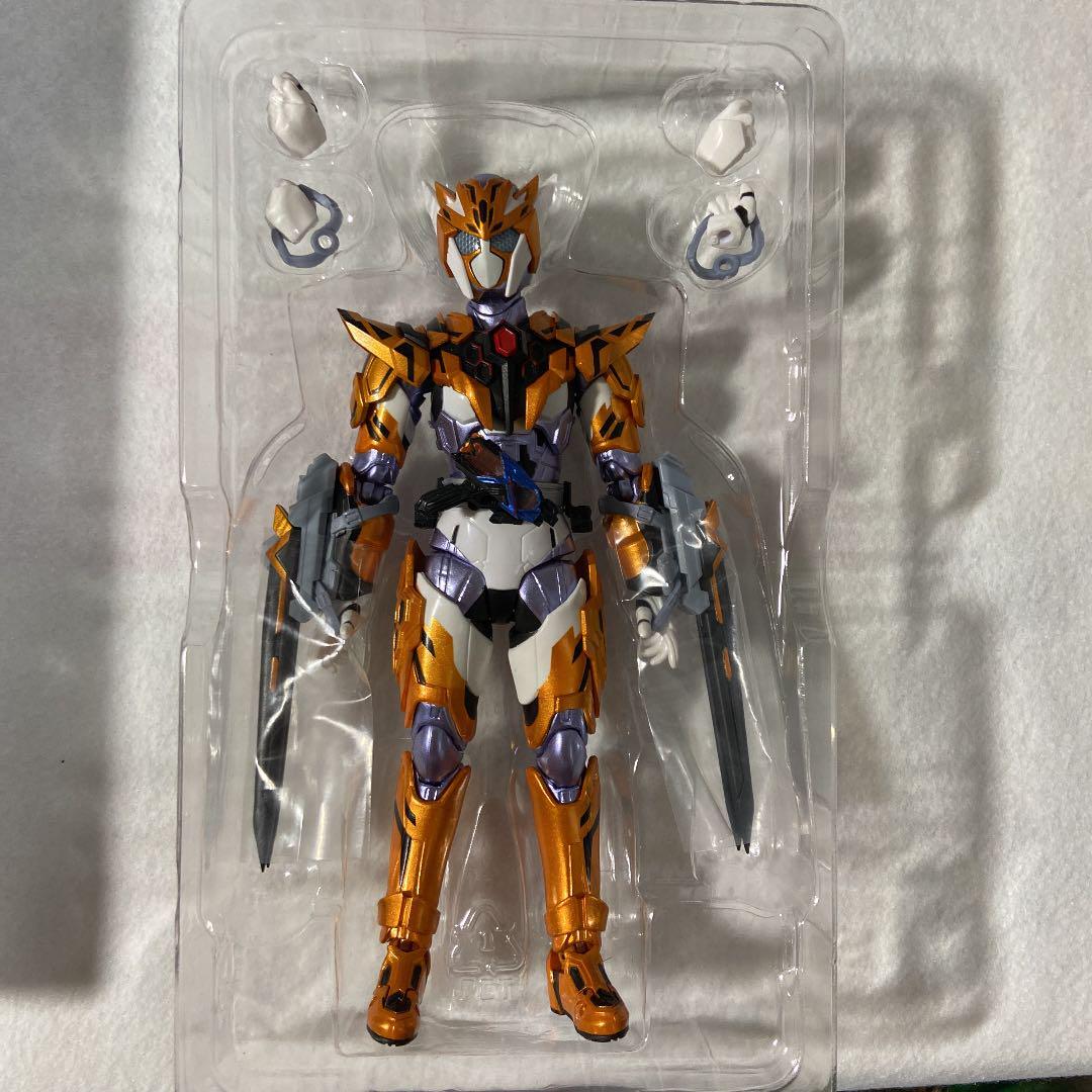 Kamen Rider Valkyrie Justice Serval Figure S.H.Figuarts ZERO
