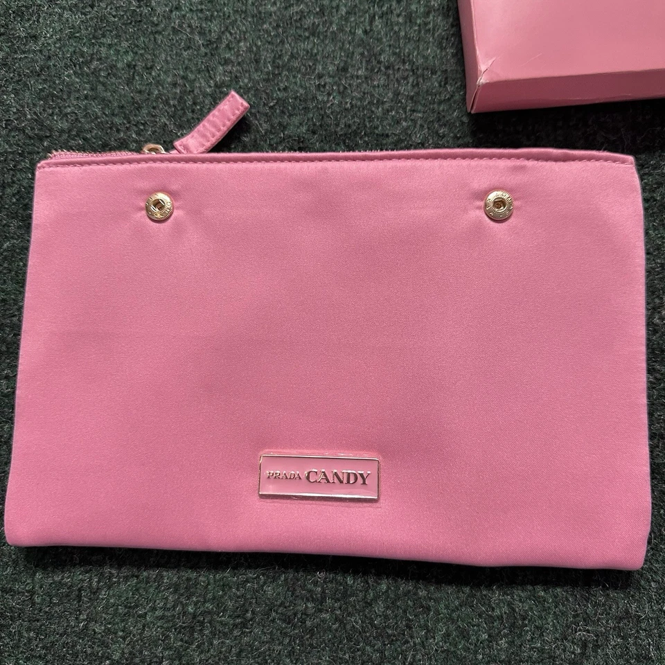 Bolsa de maquillaje Prada rosa caramelo brillante Foto 3 de 4