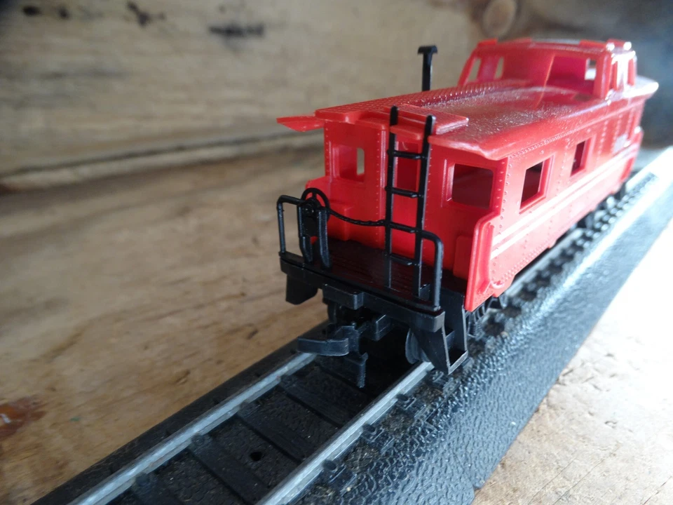 TYCO HO Scale 40' Red Hobby Model Railroad Train Cupula Caboose 689 - Image 3 of 4
