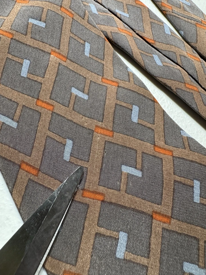 Lote de 8 corbatas de colección Yves Saint Laurent, Christian Dior, Salvatore Ferragamo y más Foto 4 de 4