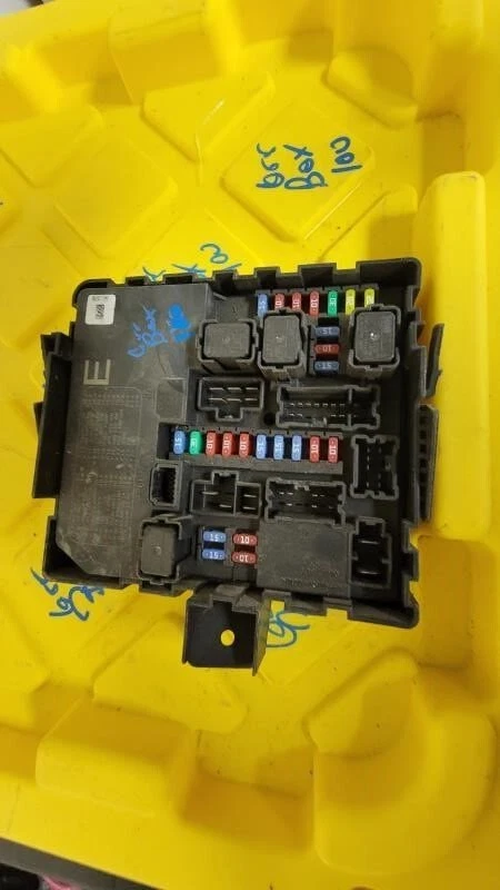 Caja de fusibles de motor Nissan Pathfinder 2010-2019 OEM Foto 4 de 4
