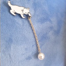 ENAMEL WHITE & GOLD METAL COLOUR CHAIN CAT PIN BADGE BROOCH WITH FAUX PEARL EB2
