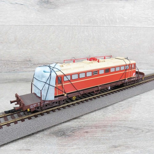 KLEIN MODELLBAHN - H0 - Rungenwagen mit Lokgehäuse 1042.549  - #AV55922 | Zustand: Gebraucht