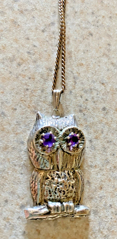 VINTAGE SILVER TONE OWL WITH PURPLE EYES ON AN 18" CHAIN