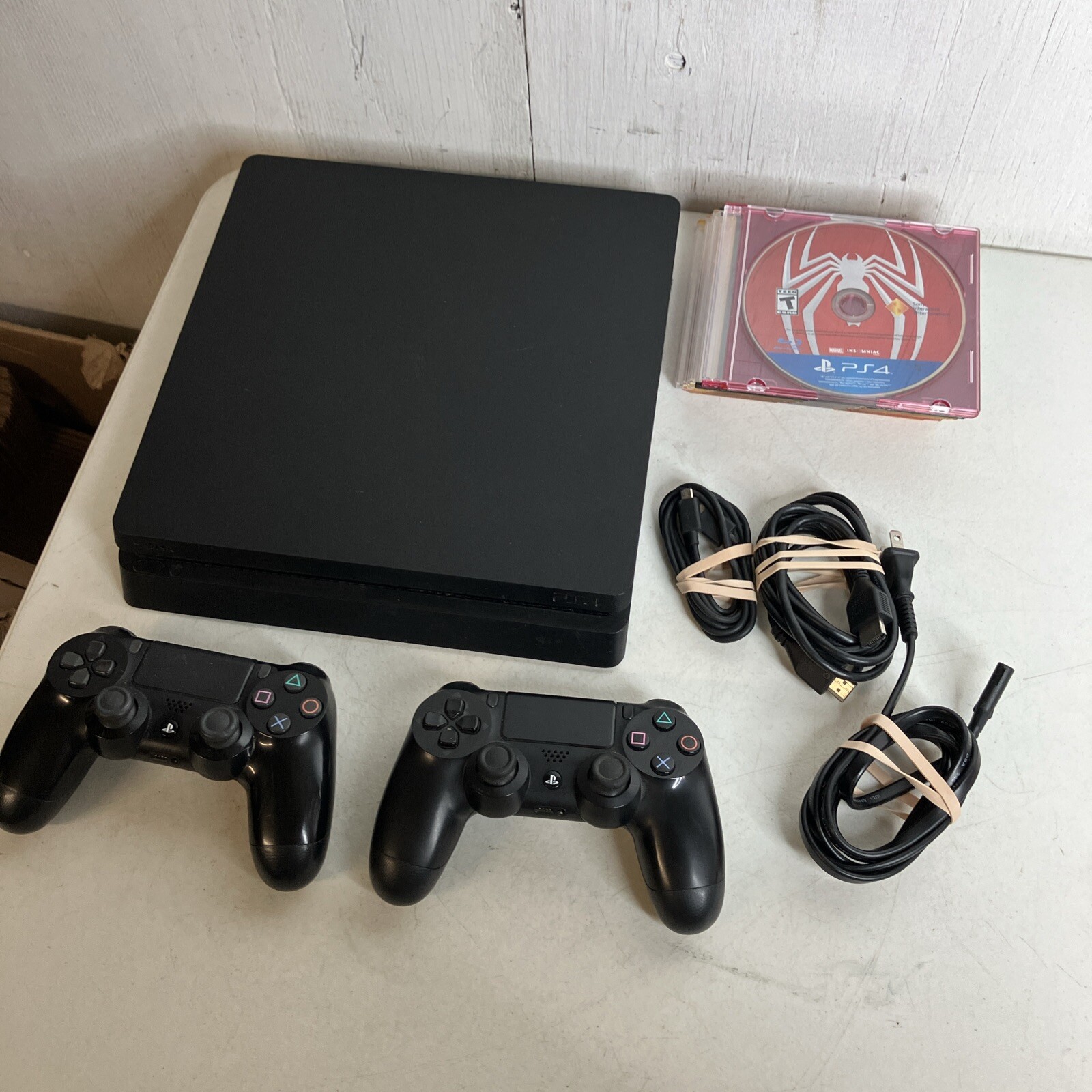 PS4（CUH-1100A）本体・電源ケーブル・HDMI・HORI有線コントローラ・パワプロ PS4（CUH-1100A）本体・電源ケーブル・HDMI・HORI有線コントローラ