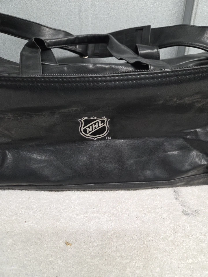 Bolso de Lona NHL Shield Logo - Negro 23.5"x11" Imitación Cuero  Foto 2 de 4