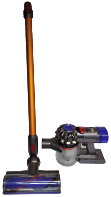 Dyson V8 Akku-Handstaubsauger Komplettgerät & Ladegerät komplett getestet in Kupfer