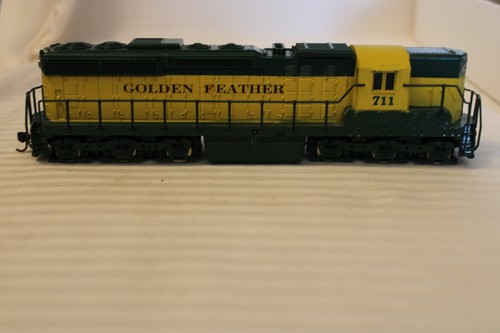 HO Scale Atlas, SD35 Diesel Locomotive, Golden Feather, Green & Yellow #713 - Picture 4 of 6