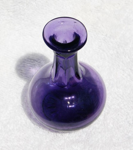 FANCY antique KAISERHOF mini WHISKEY DECANTER or SALOON bottle AMETHYST color - Picture 4 of 5