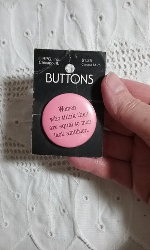 Bottone spilla vintage donna che pensa di essere uguale agli uomini manca ambizione - Foto 4 di 5
