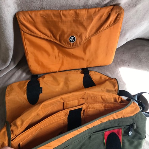Crumpler 'Sticky Date' large messenger-style laptop bag. Red / khaki logo - Photo 7/24