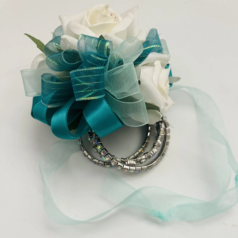 Ramillete Now & Forever Keepsake rosa de seda con pulseras de cristal - verde azulado Foto 2 de 2