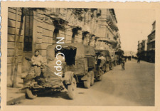 Foto Milit&auml;r Fahrzeuge Kolonne LKW Stadt Stra&szlig;enszene Ostfront WK2 x274