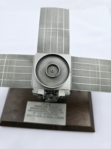 70's Vintage TIROS NASA Weather Satellite Metal Desk Model - Picture 7 of 17