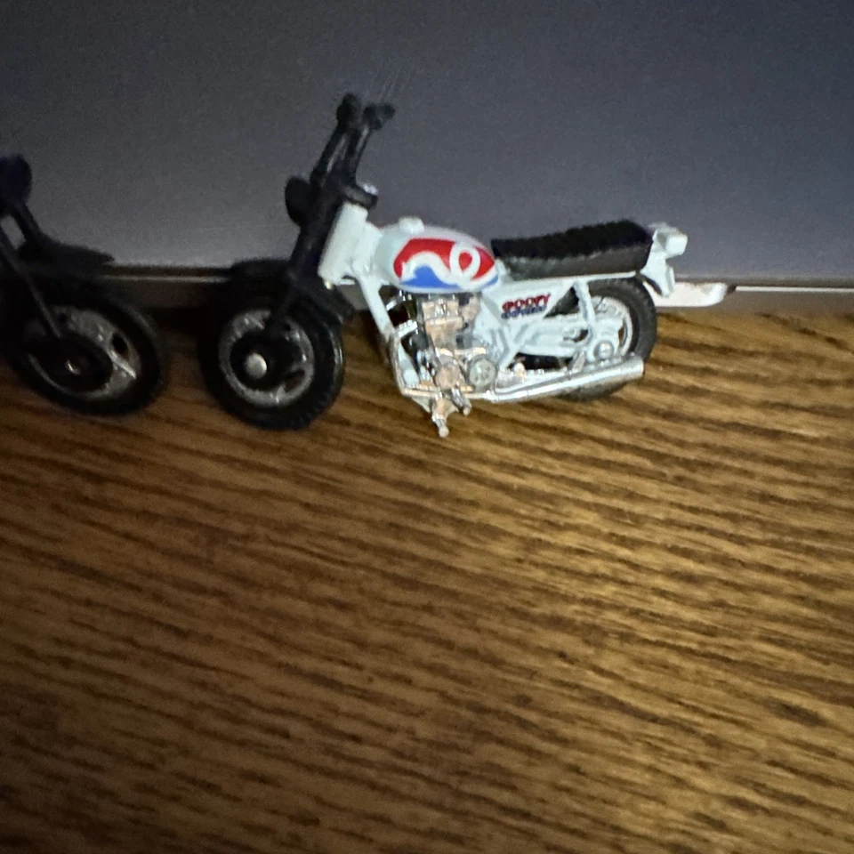 Lote de 2 mini motocicletas vintage de policía Disney, Donald y Goofy. Foto 3 de 4