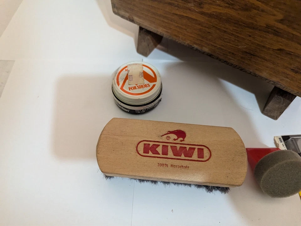 Caja de almacenamiento de madera con esquinas de cola de milano y accesorios cepillos de colección + Foto 2 de 4