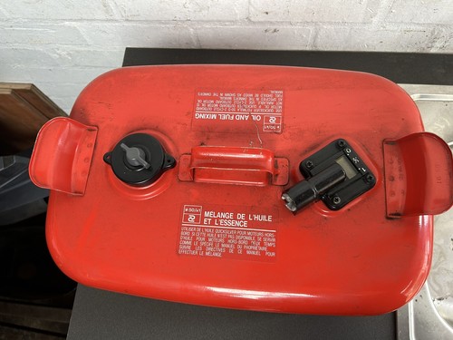 CLASSIC VINTAGE RETRO MARINER METAL OUTBOARD FUEL TANK with Bayonet Fuel Fitting - Picture 6 of 7