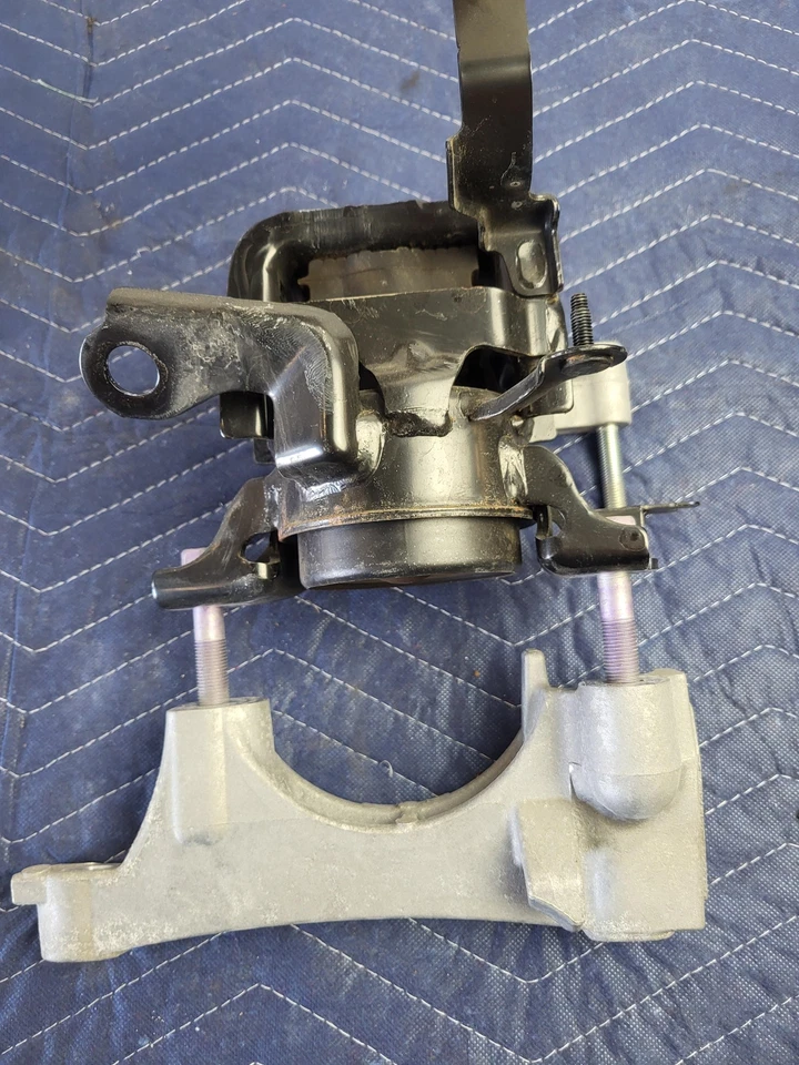 Soporte de montaje del motor pasajero derecho TOYOTA VENZA 2021 2,5 L AWD USADO FABRICANTE DE EQUIPOS ORIGINALES 21-24 Foto 4 de 4