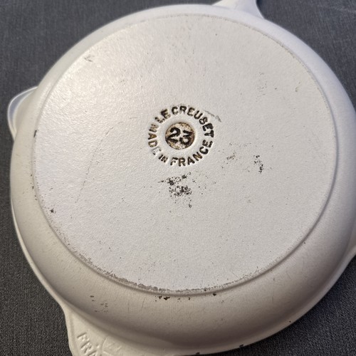 Le Creuset Cast Iron Signature Frying Pan 9" 23cm Cream Made in France - Picture 3 of 9