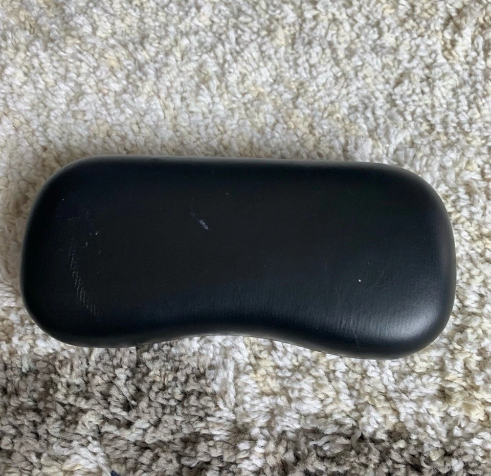 Estuche para gafas de sol GUESS negro y rojo usado en excelente estado Foto 2 de 4