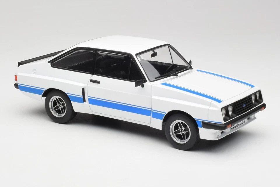 MCG18350 Ford Escort MK2 RS 2000 X-Pack Diamond White & Blue Stripe MCG 1/18 - Immagine 4 di 4