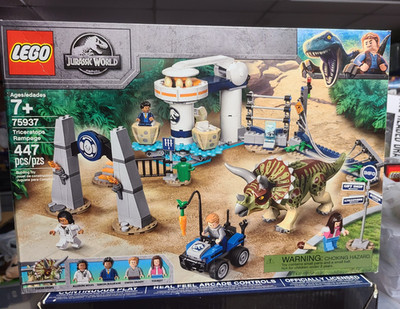 LEGO  JURASSIC WORLD DINOSAUR (75937) Triceratops Rampage NEW in bent box