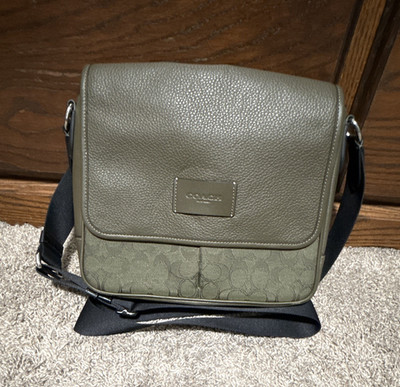 Coach Signature Green Messenger Crossbody Bag Magnetic Closure Pockets Men